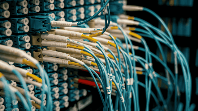 Kenapa Gedung Modern Beralih ke Fiber Optic untuk Jaringan Internalnya?